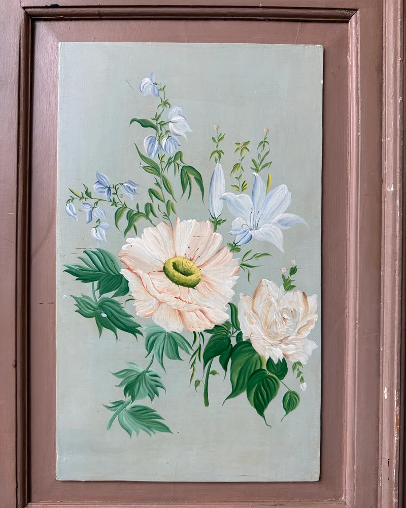 Grande armoire ancienne peinte à décor floral