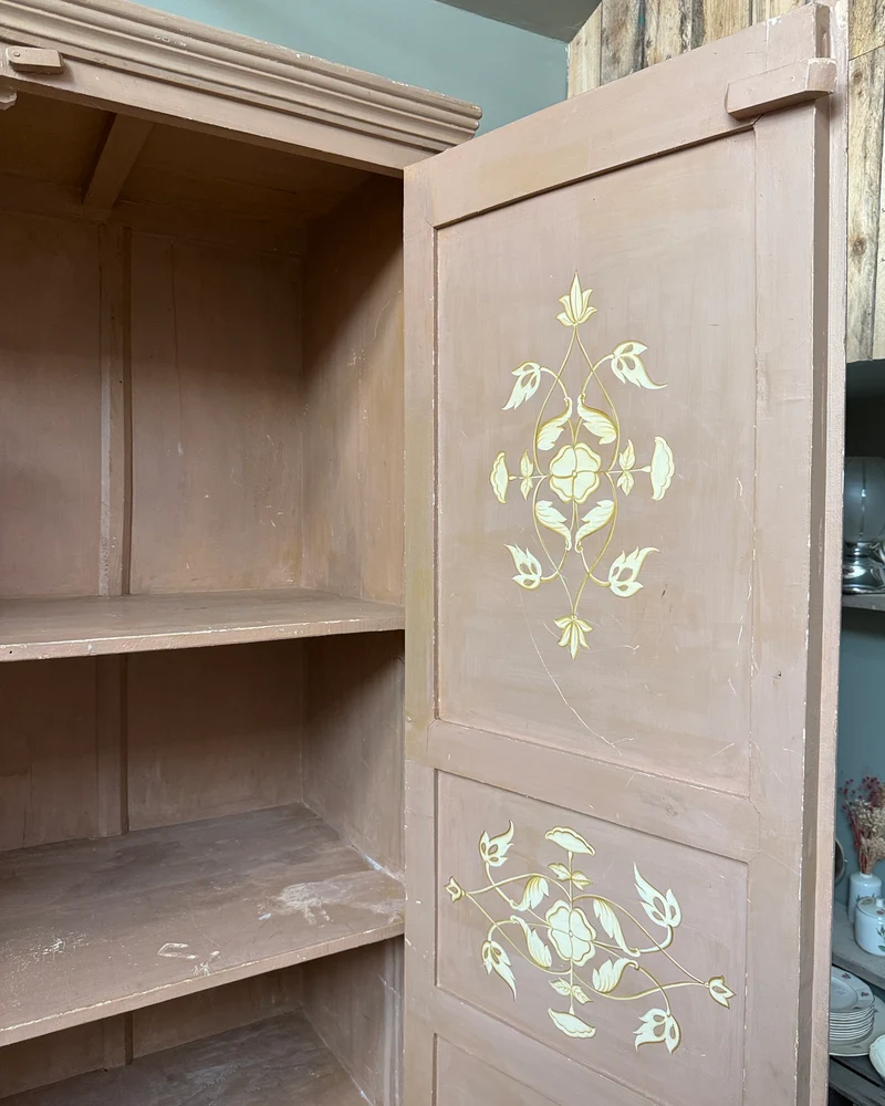 Grande armoire ancienne peinte à décor floral