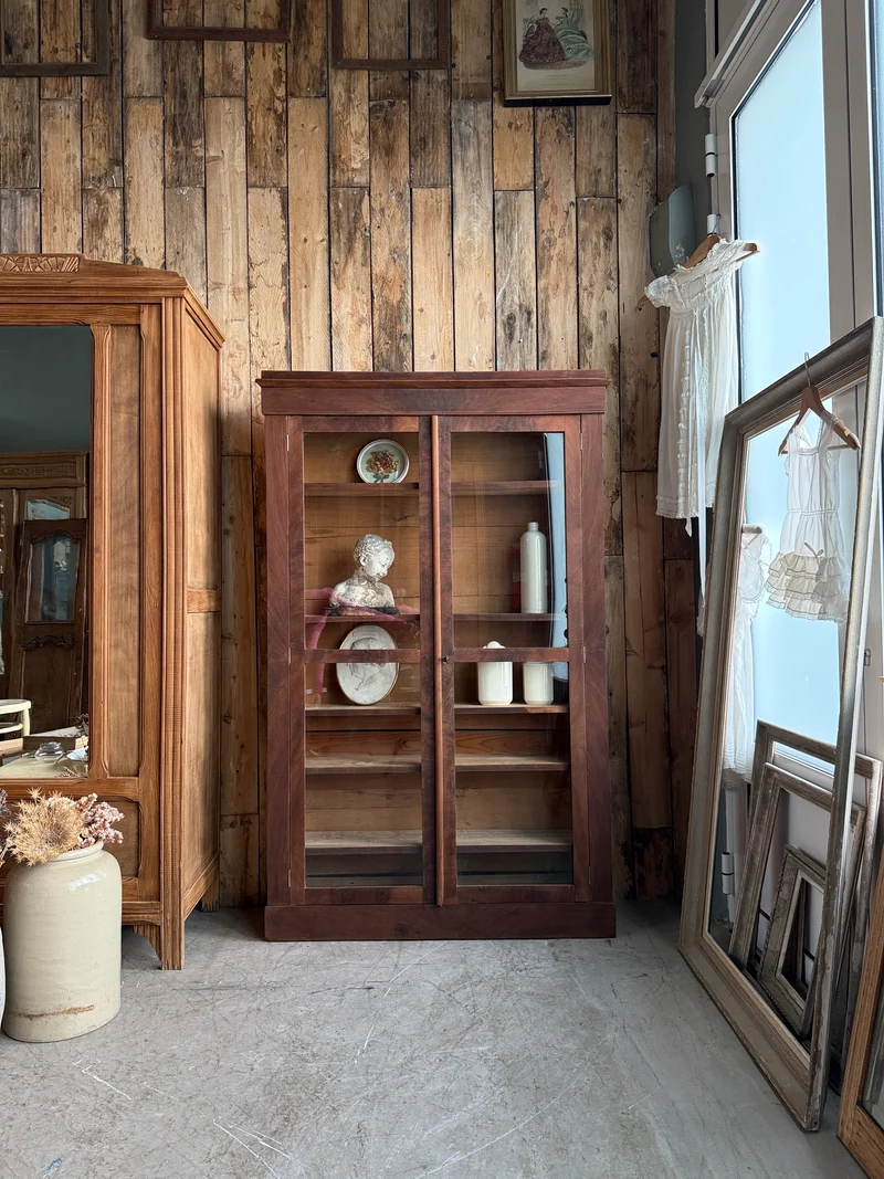 Vitrine Louis-Philippe en noyer