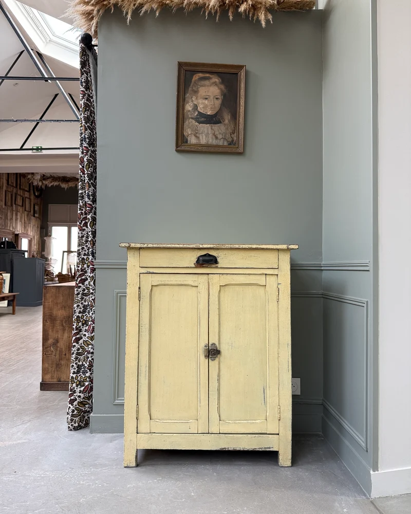 Buffet parisien patine jaune beurre
