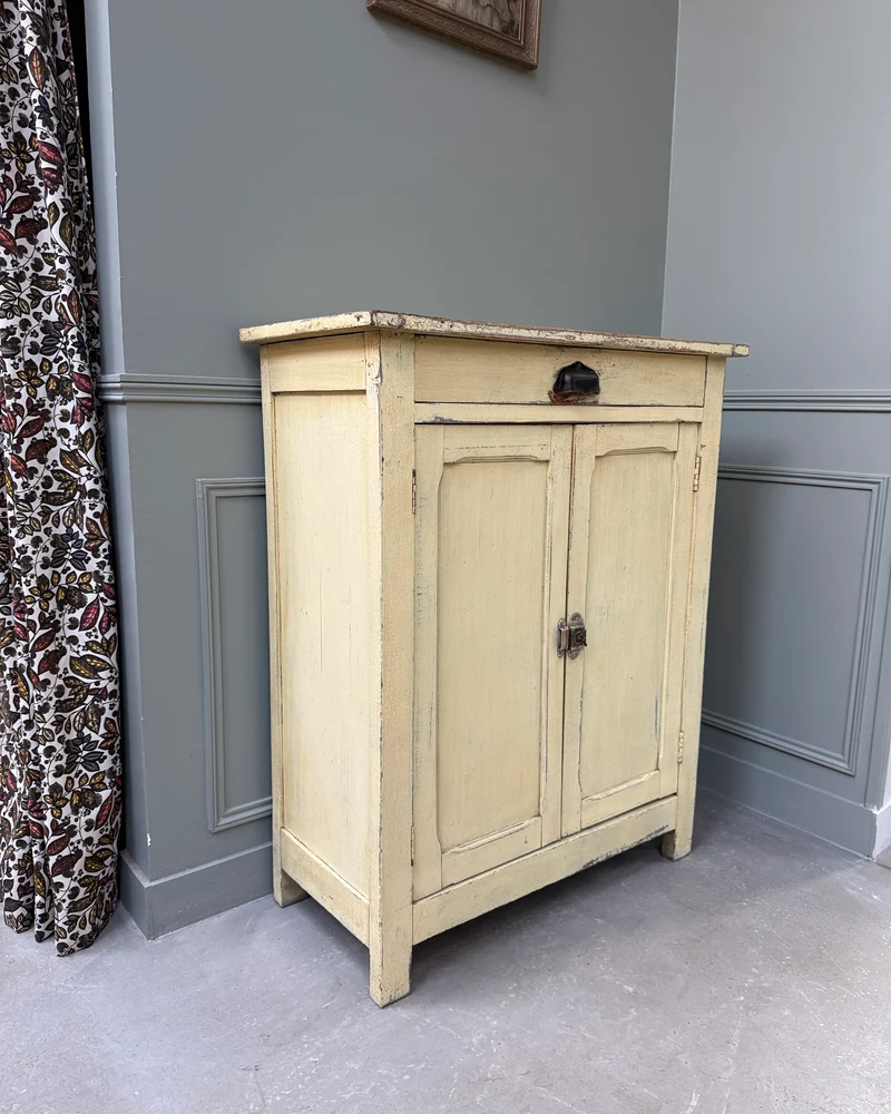 Buffet parisien patine jaune beurre