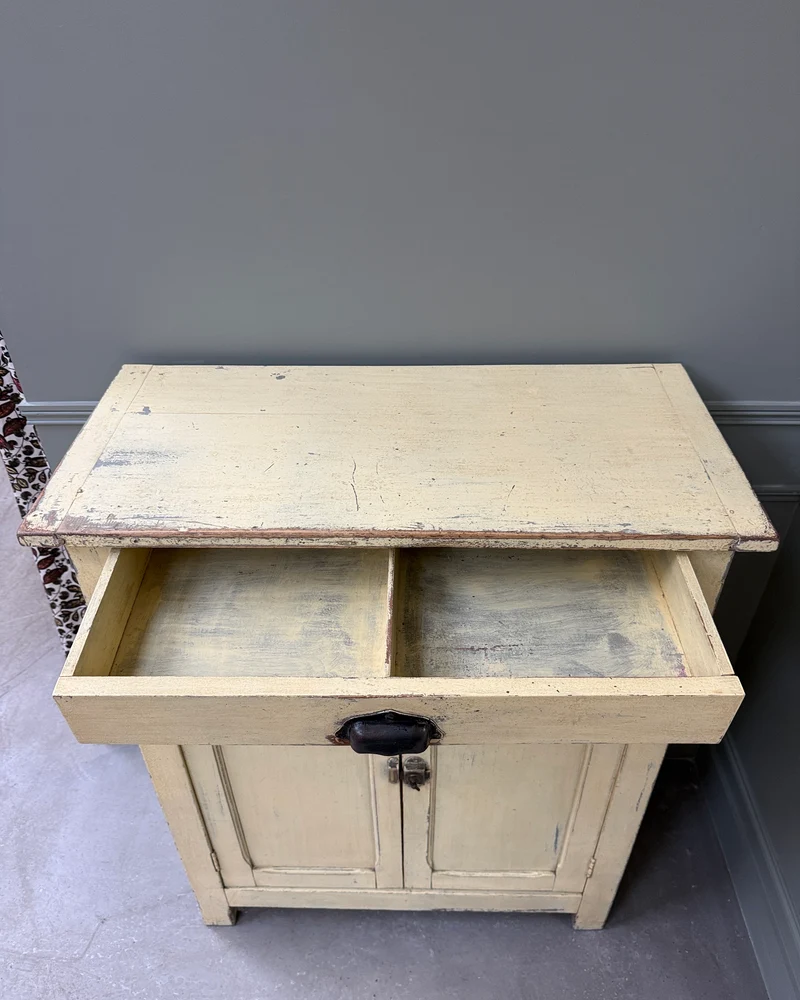 Buffet parisien patine jaune beurre