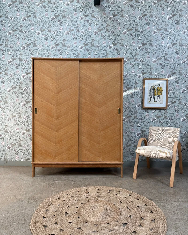 Armoire vintage avec penderie