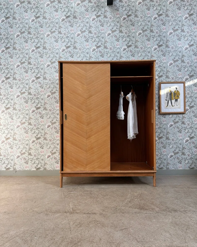 Armoire vintage avec penderie