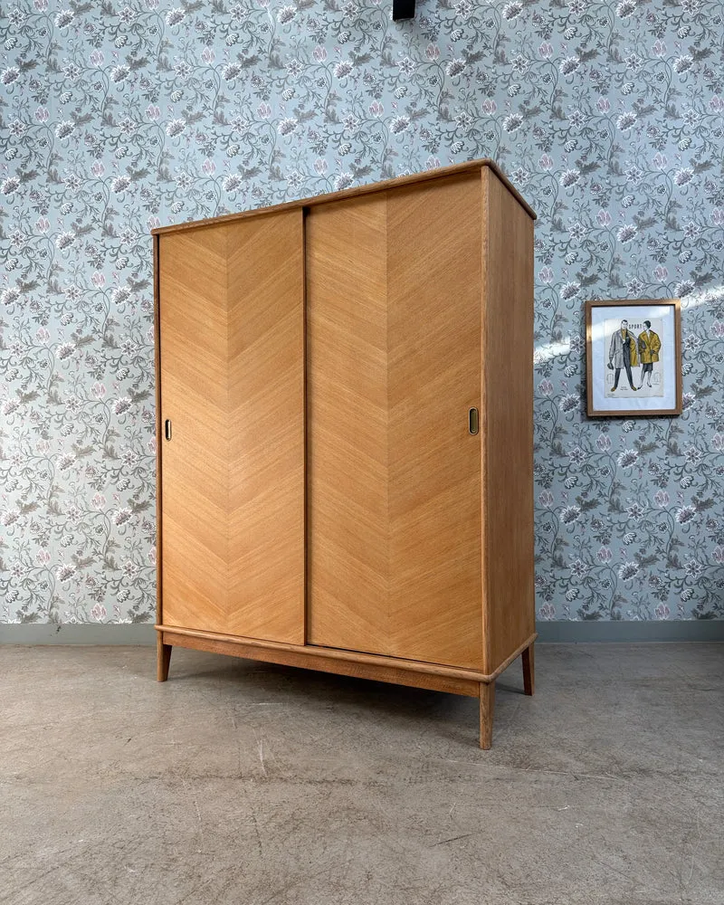 Armoire vintage avec penderie