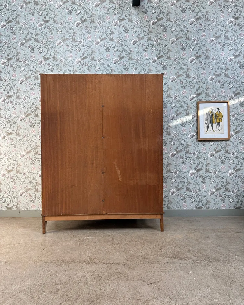 Armoire vintage avec penderie