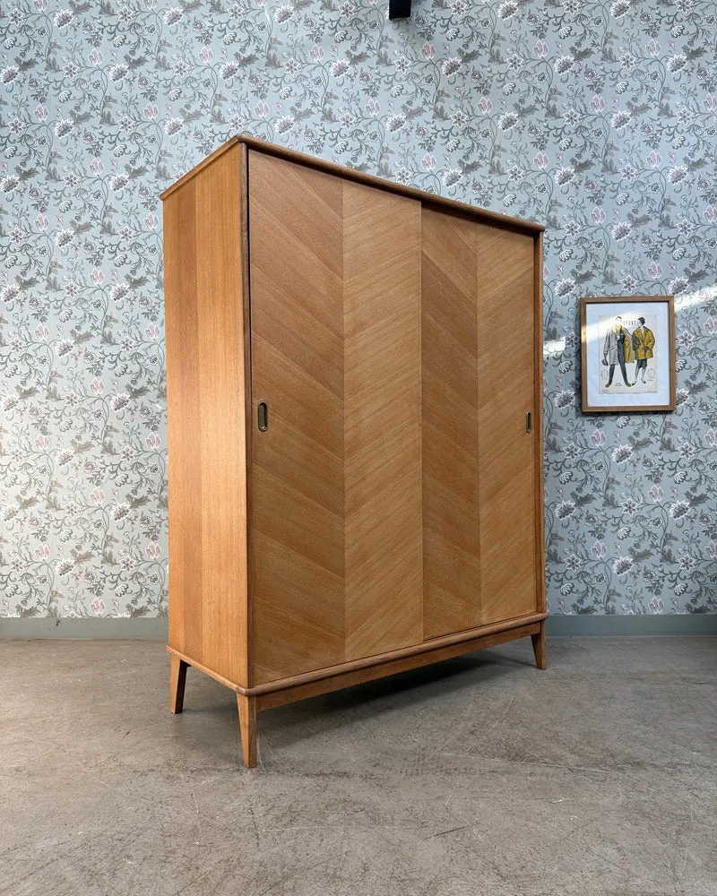 Armoire vintage avec penderie
