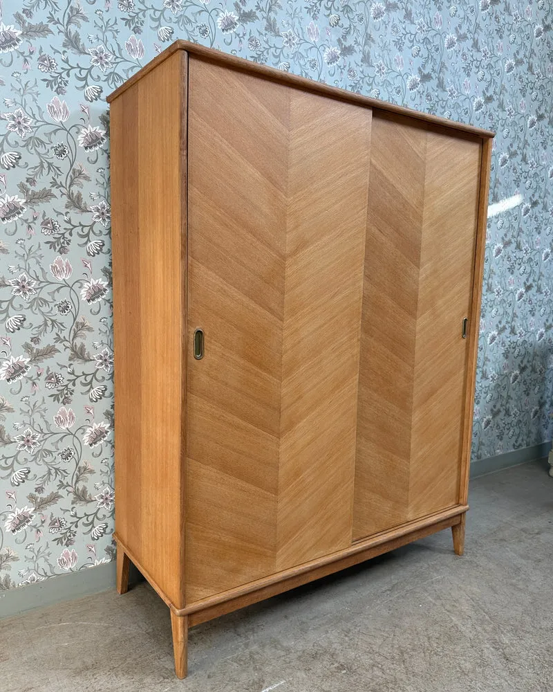 Armoire vintage avec penderie
