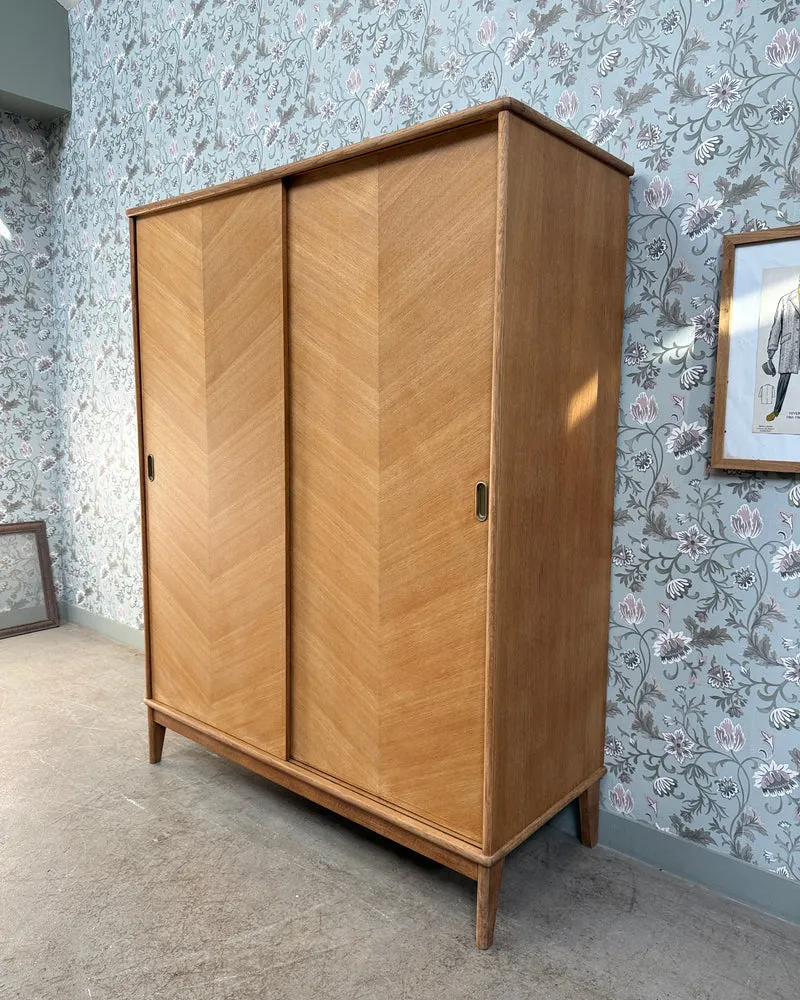 Armoire vintage avec penderie