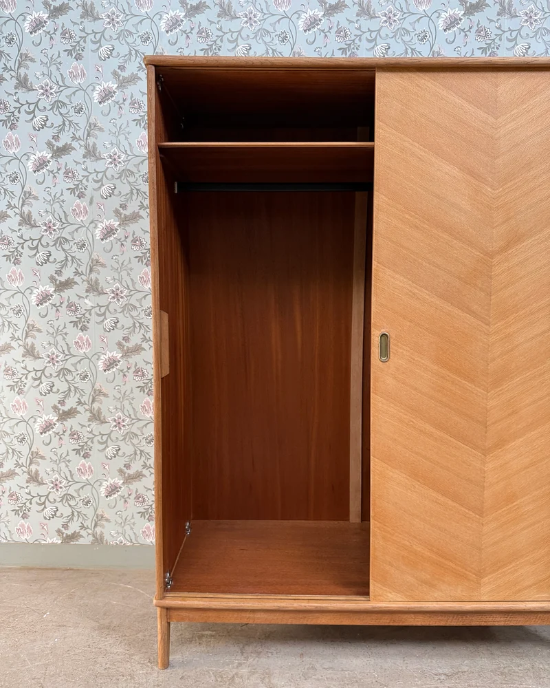 Armoire vintage avec penderie