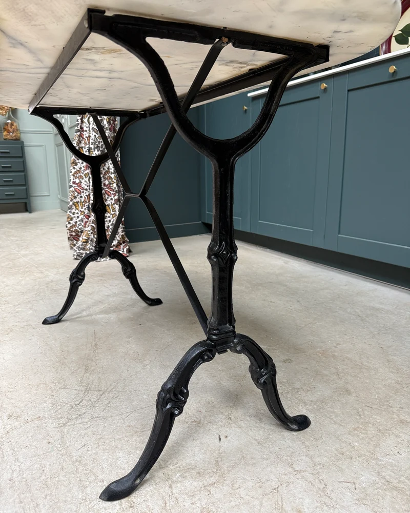 Table bistrot en marbre et fonte