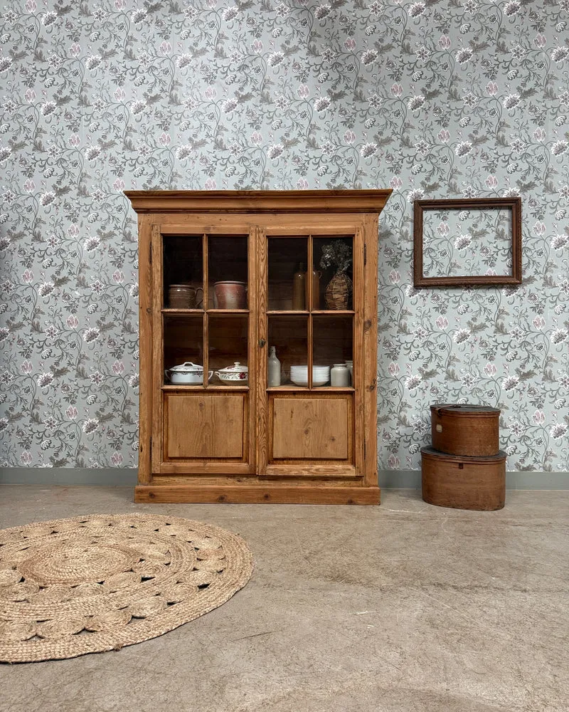 Vitrine campagne chic en pin