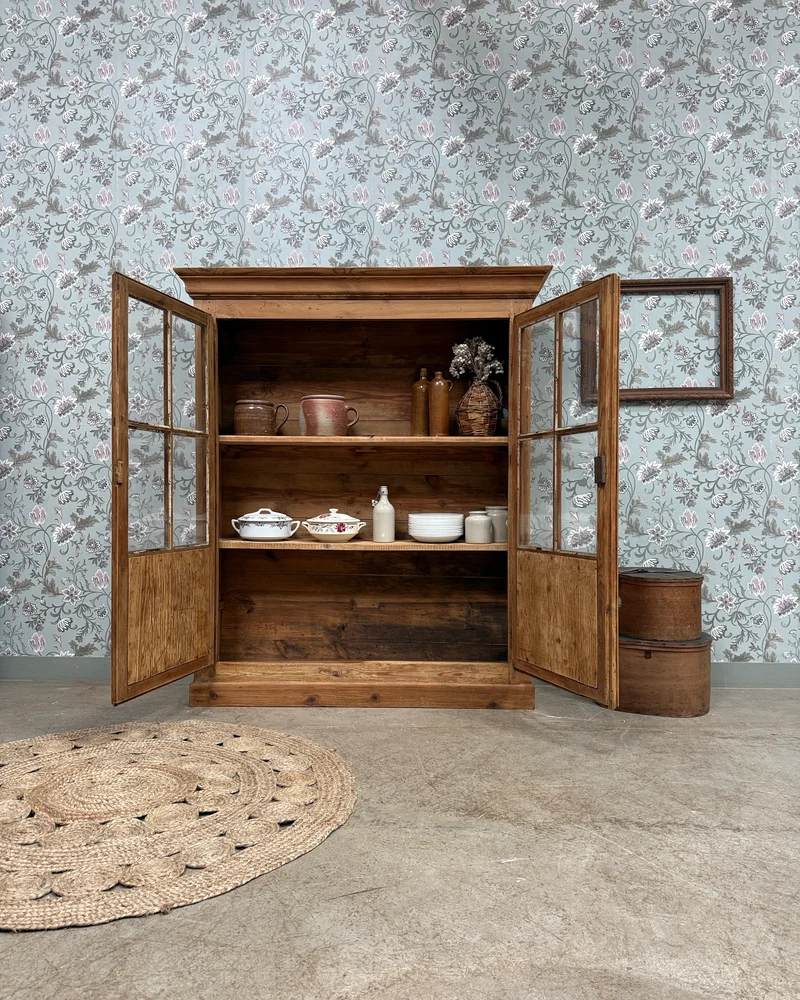 Vitrine campagne chic en pin