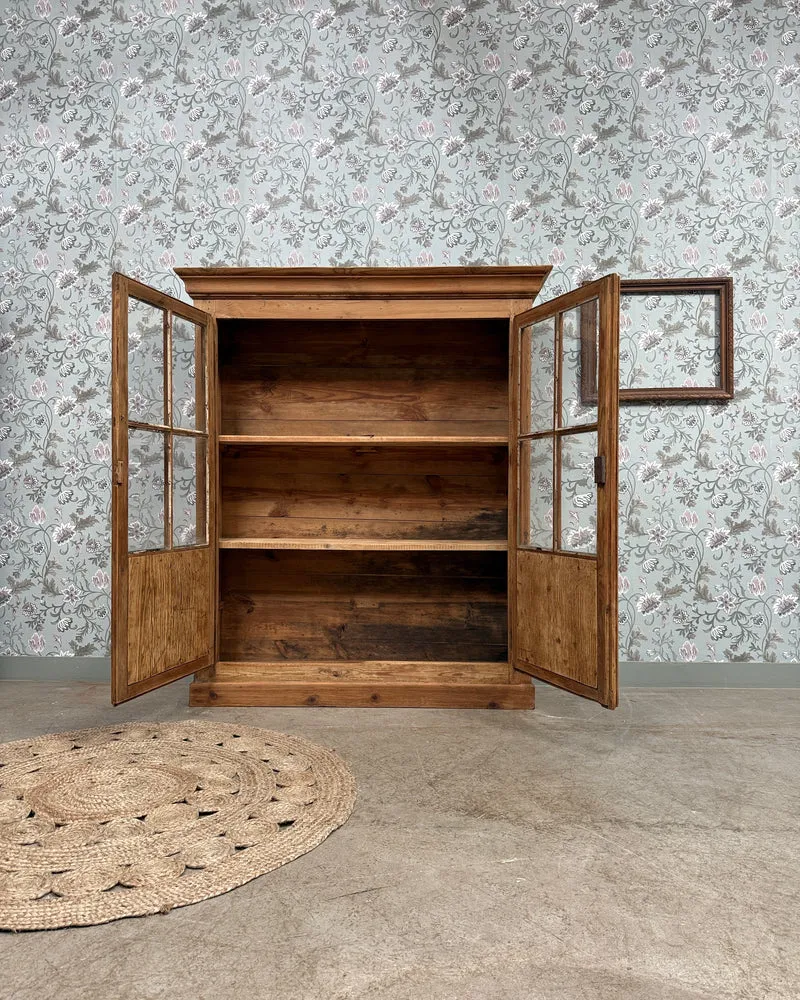 Vitrine campagne chic en pin