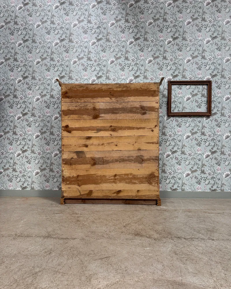 Vitrine campagne chic en pin