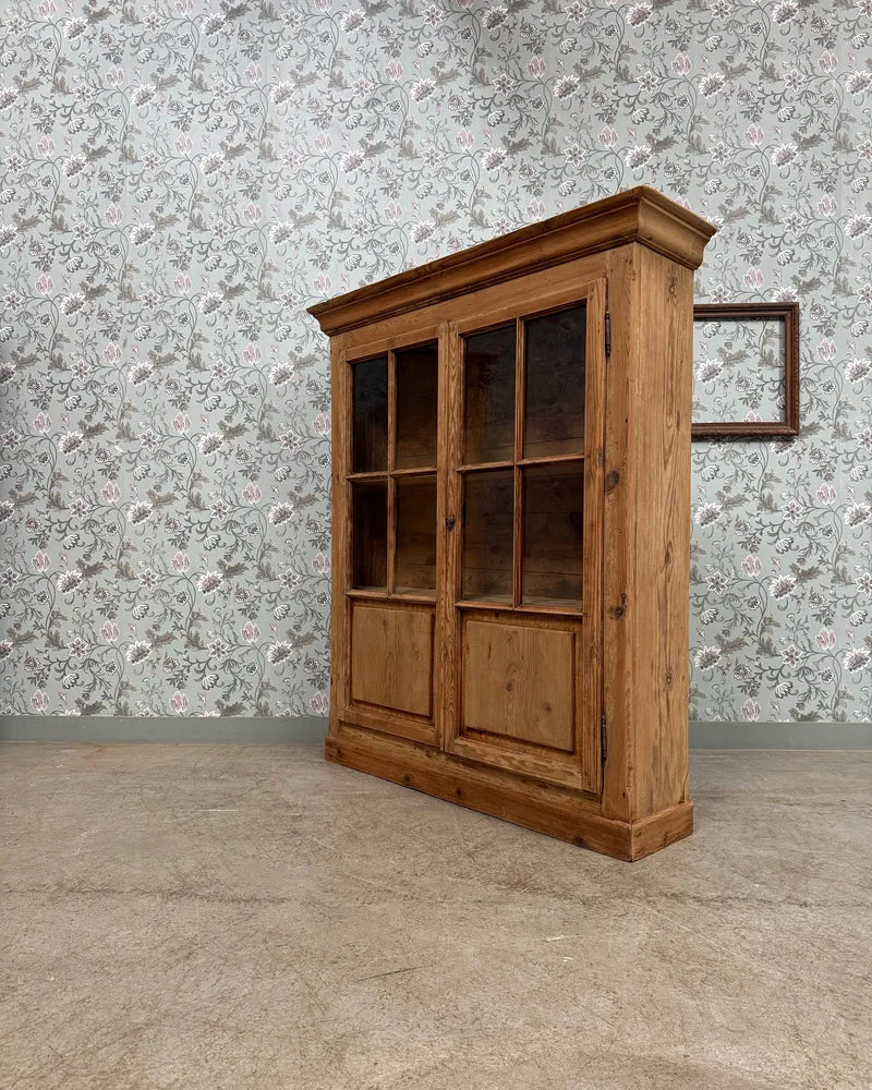 Vitrine campagne chic en pin