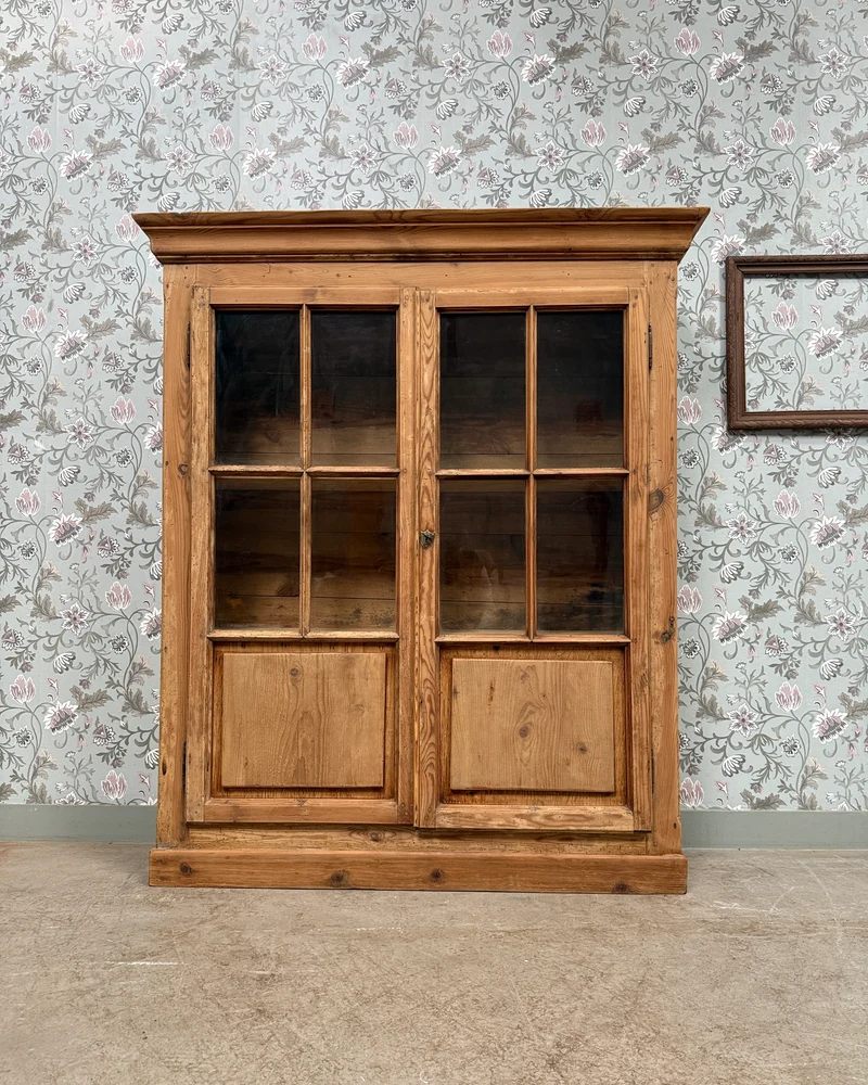 Vitrine campagne chic en pin