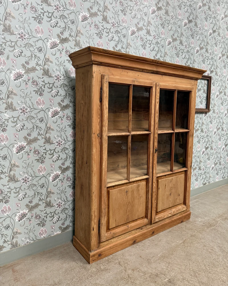 Vitrine campagne chic en pin