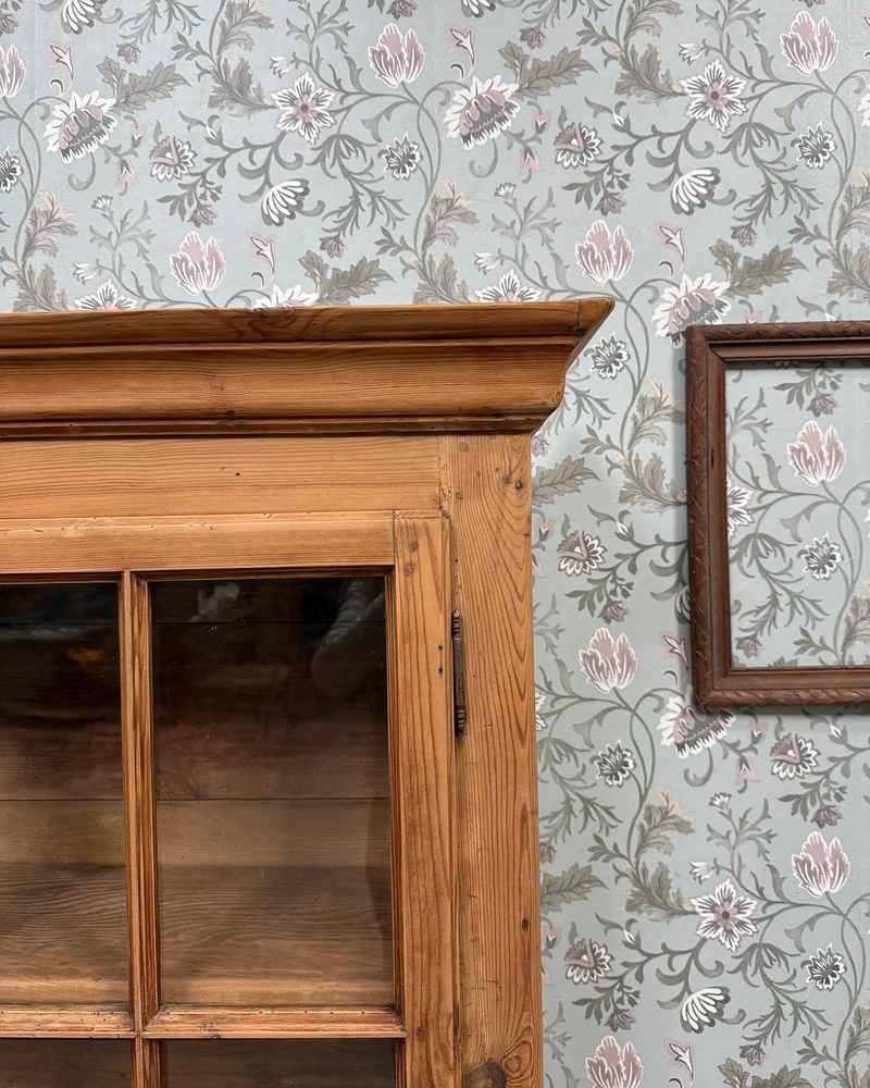 Vitrine campagne chic en pin