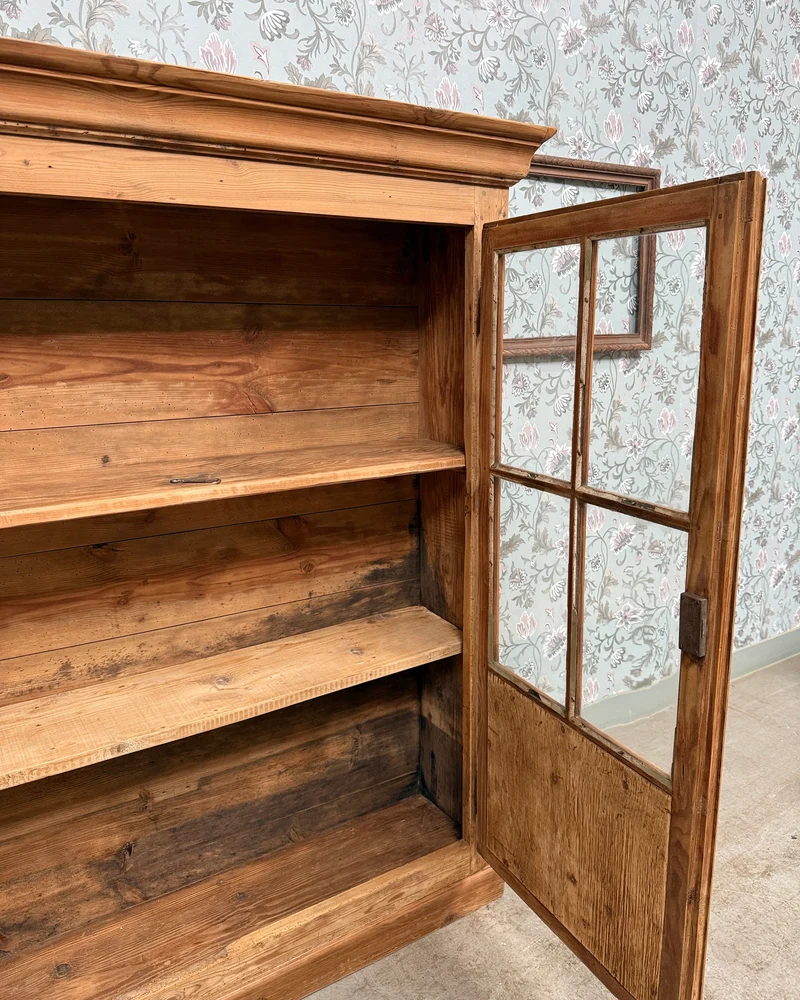 Vitrine campagne chic en pin