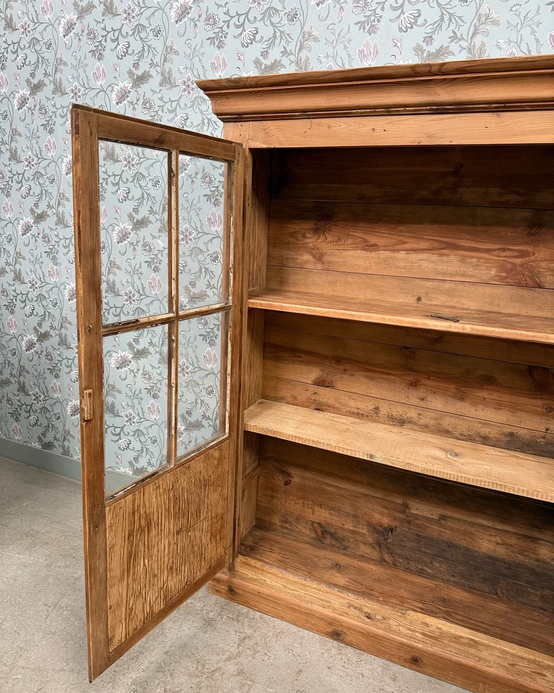 Vitrine campagne chic en pin