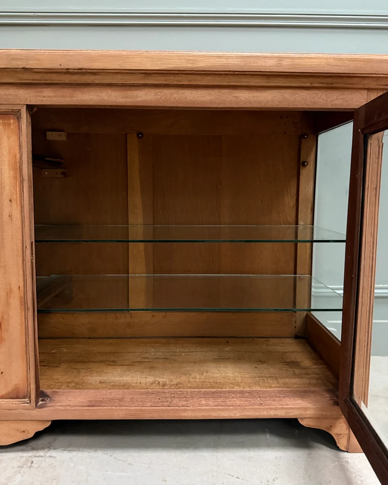 Vitrine ancienne basse
