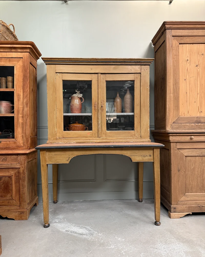 Bureau ancien patiné avec sa vitrine assortie patinée