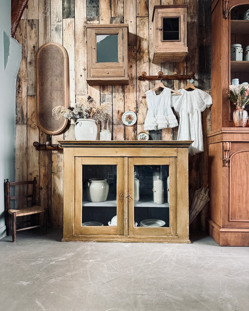 Bureau ancien patiné avec sa vitrine assortie patinée