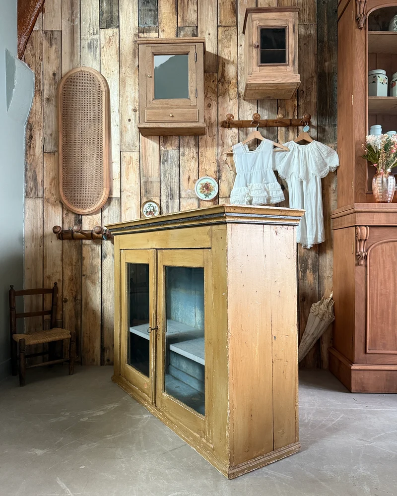 Grande vitrine ancienne patinée