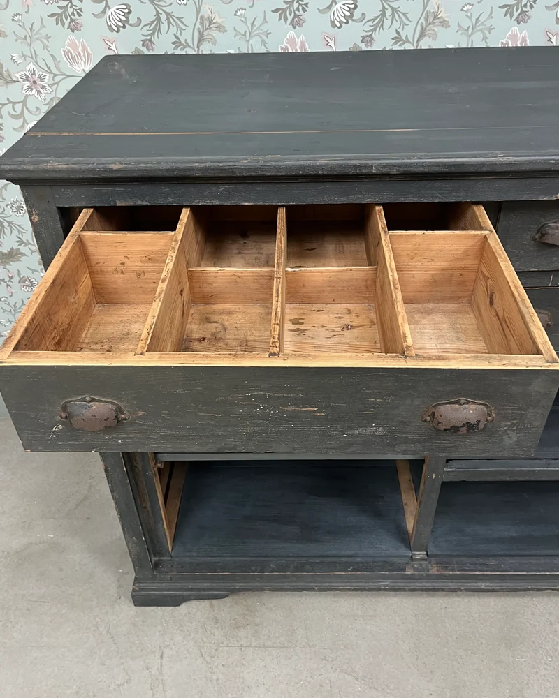 Meuble de métier patiné gris foncé
