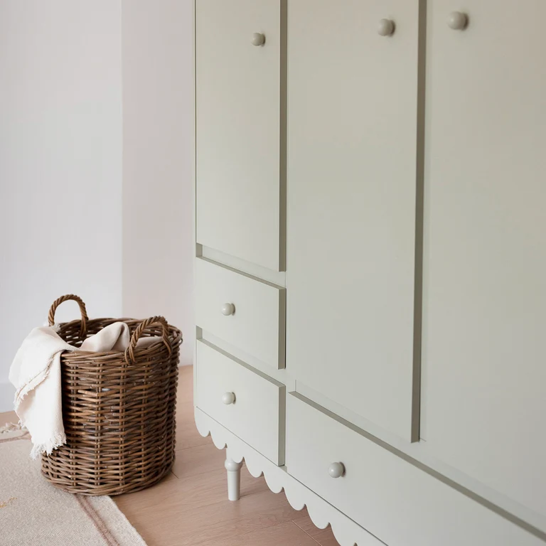 Armoire 3 portes 3 tiroirs Wood Luck Babushka Olive