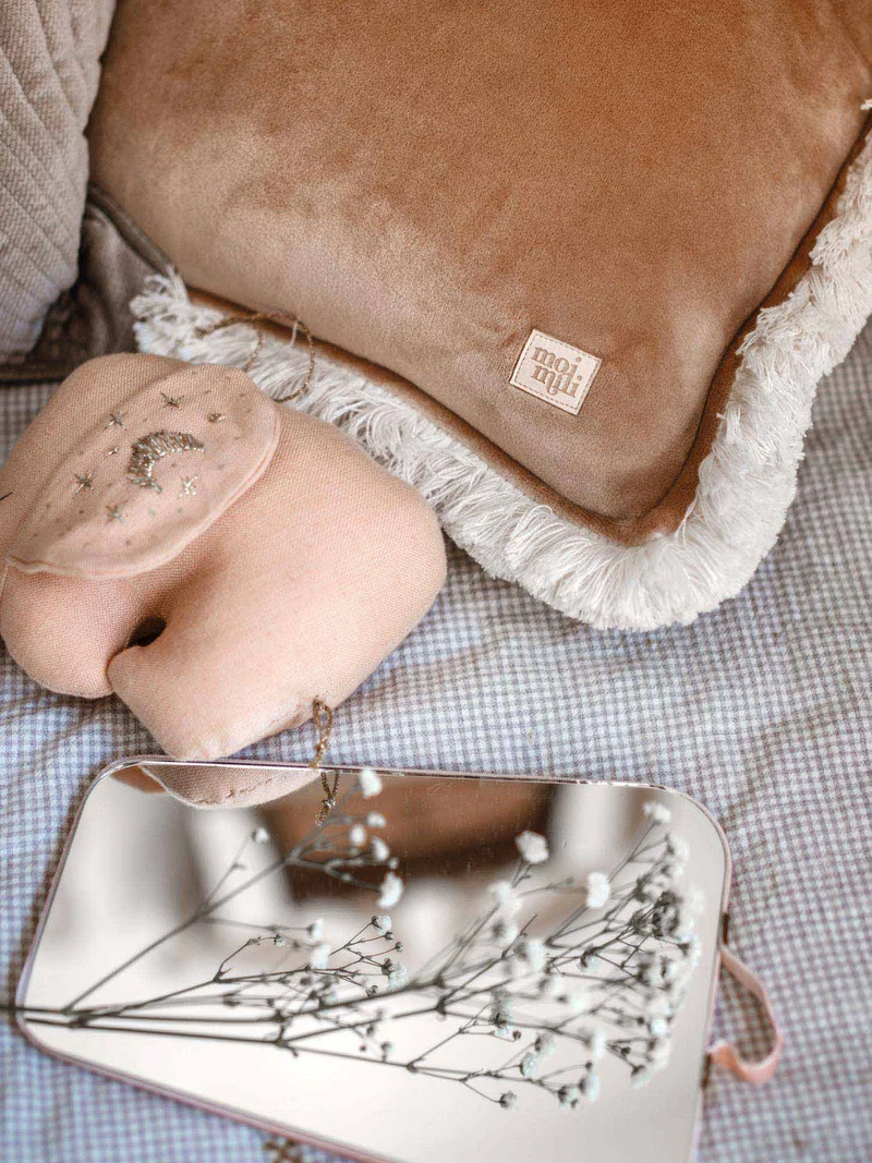 Coussin à franges en velours caramel