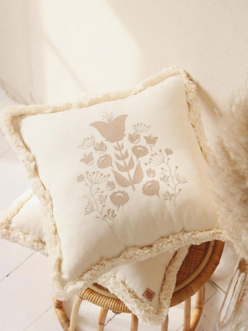 Coussin boho brodé à la main