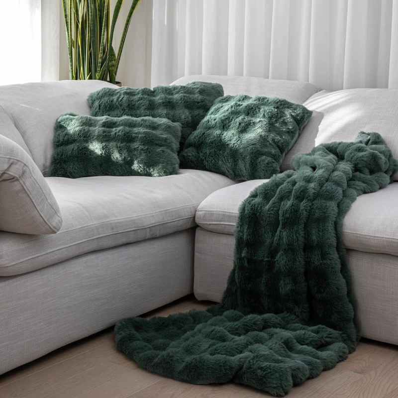Coussin 18 x 18 po en fausse fourrure - Nuage