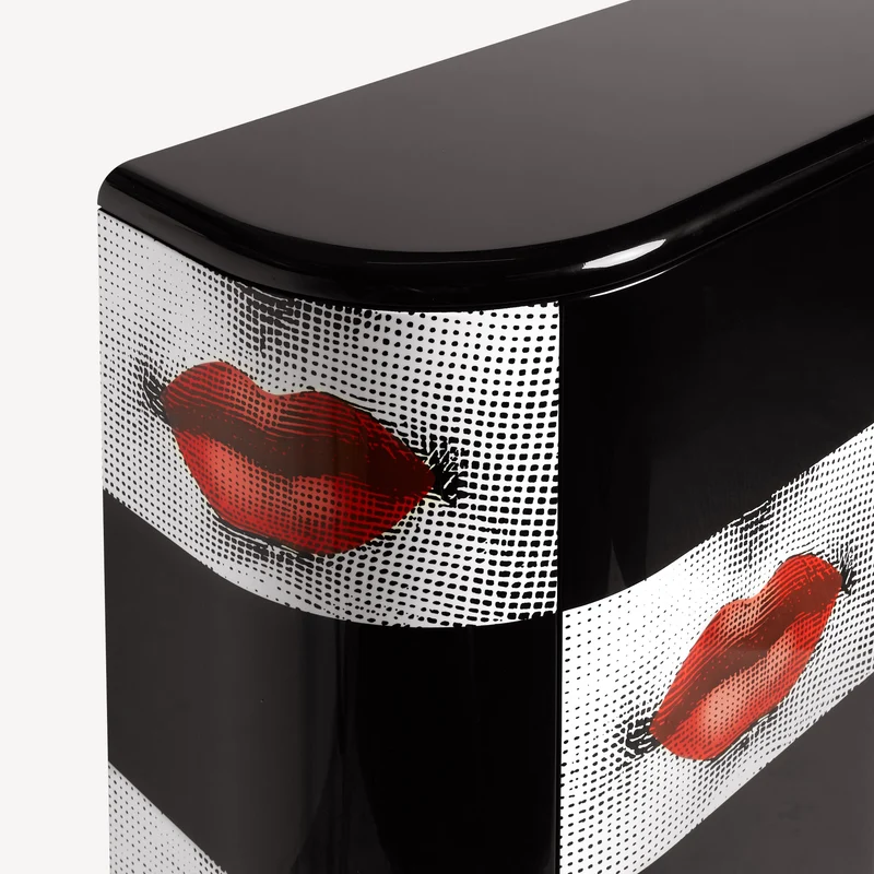 Curved cabinet Kiss