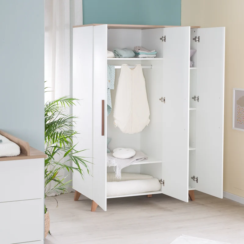 Kleiderschrank 'Ole' 3-türig mit Holzgriffe & -füßen - Weiß / Eichen-Dekor