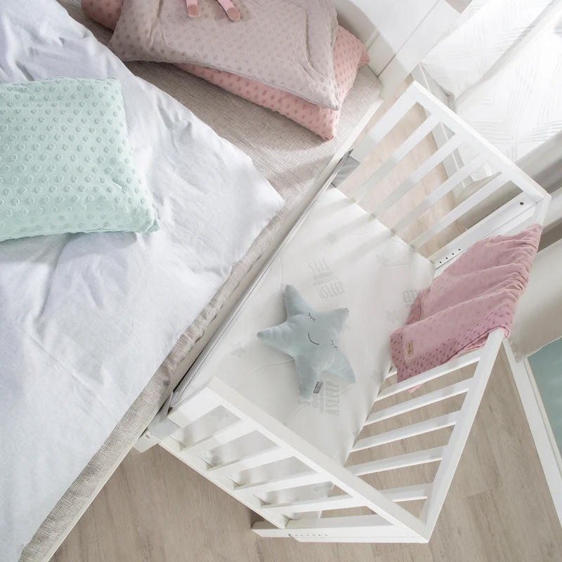 Beistellbett 2in1 'safe asleep®' mit Barriere & Matratze - für alle Elternbetthöhen - Holz weiß