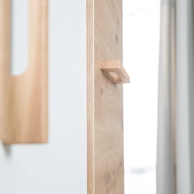 Kleiderschrank 'Lion' 3-türig - Weiß / Holzdekor 'Artisan Eiche' - Griffe aus massiver Eiche