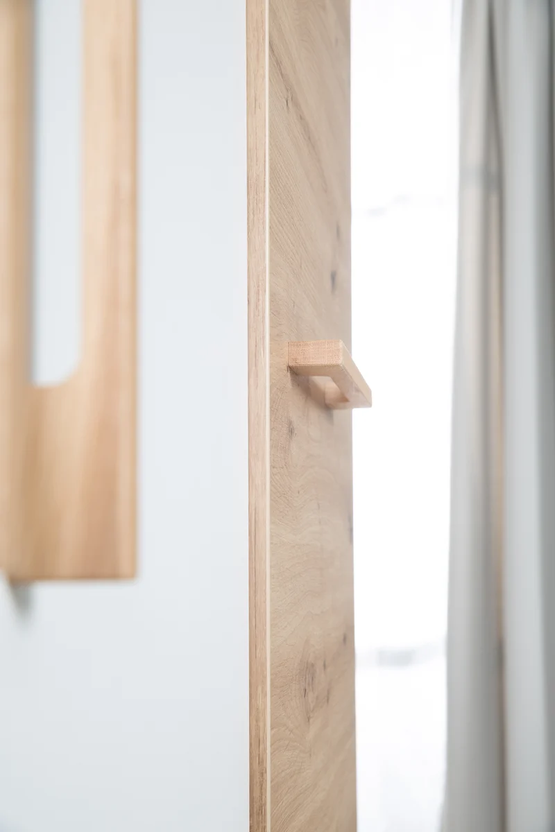 Kleiderschrank 'Lion' 3-türig - Weiß / Holzdekor 'Artisan Eiche' - Griffe aus massiver Eiche