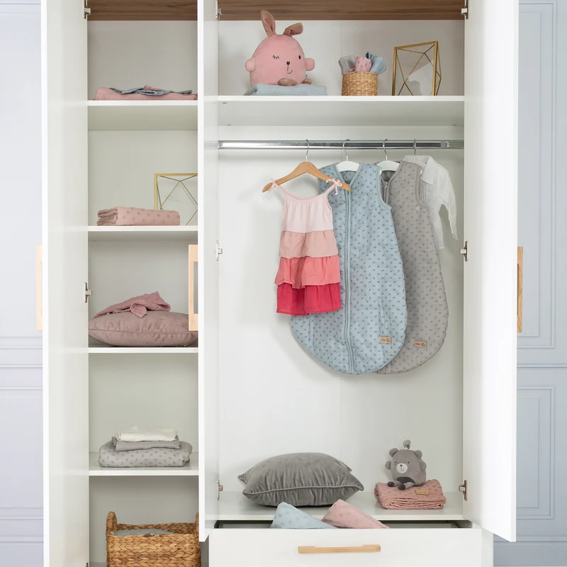 Kleiderschrank 'Ava' 3-trg. in weiß, mit Deckplatte in 'Artisan Eiche‘, HxBxT: 200 x 137 x 53 cm