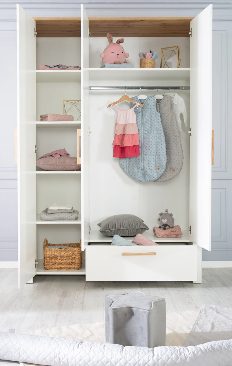Kleiderschrank 'Ava' 3-trg. in weiß, mit Deckplatte in 'Artisan Eiche‘, HxBxT: 200 x 137 x 53 cm