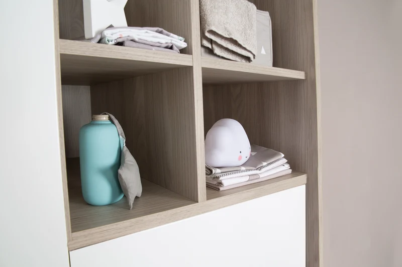 Kleiderschrank 'Olaf', 3 Drehtüren, mit offenem Regal, Weiß / Luna Elm