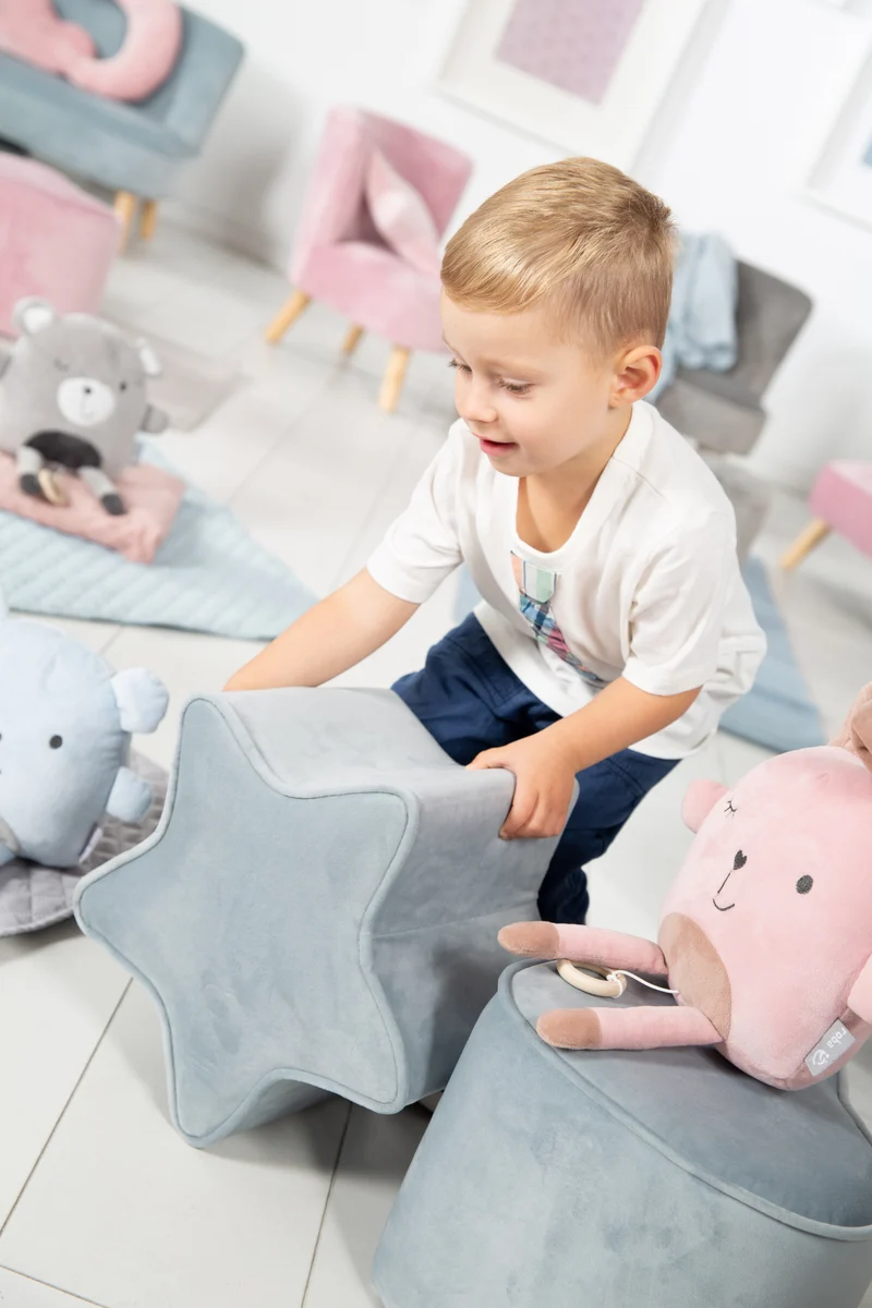 Kinderhocker in Sternform 'Lil Sofa', bequemer Hocker mit Samtstoff in Sky/Hellblau bezogen