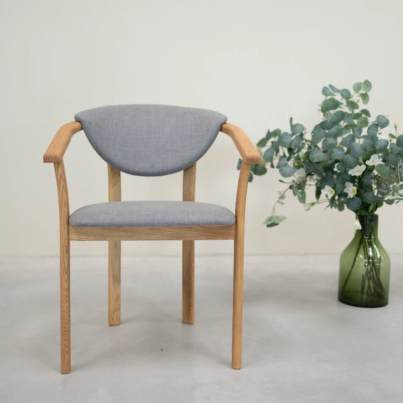 Chaise de salle à manger en bois massif de chêne Alexis, revêtement en tissu Gris Nordique – Lot de 2 ou 4 chaises - NordicStory