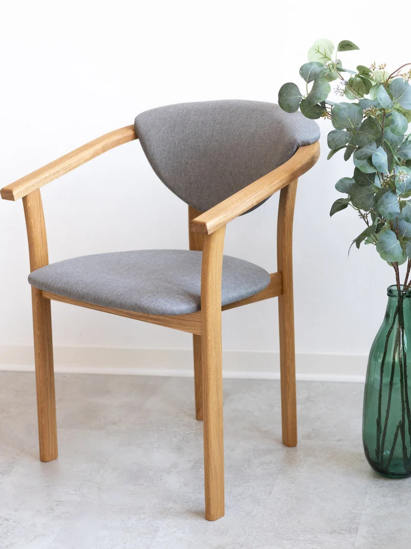 Chaise de salle à manger en bois massif de chêne Alexis, revêtement en tissu Gris Nordique – Lot de 2 ou 4 chaises - NordicStory