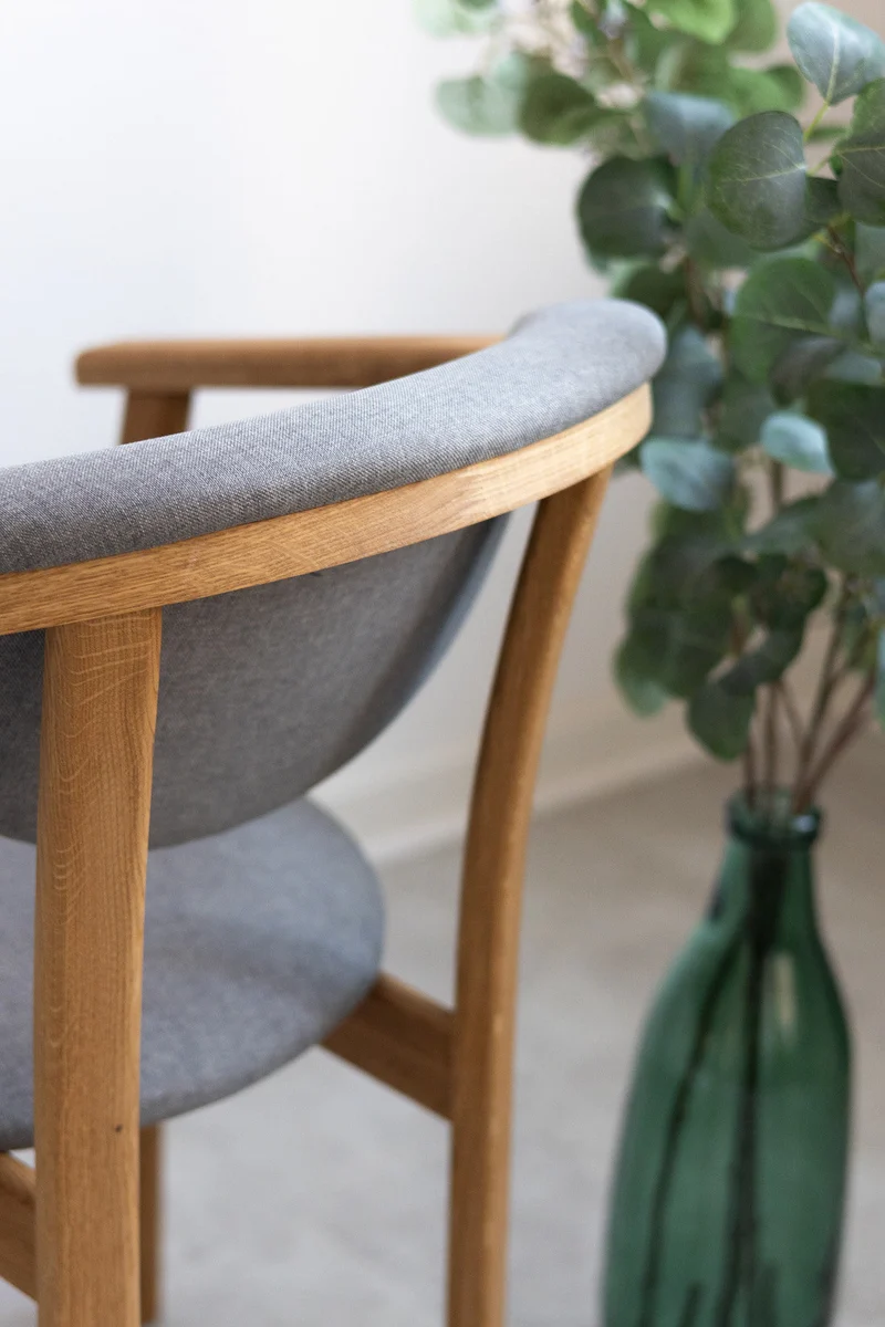 Chaise de salle à manger en bois massif de chêne Alexis, revêtement en tissu Gris Nordique – Lot de 2 ou 4 chaises - NordicStory
