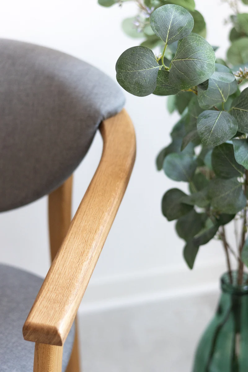 Chaise de salle à manger en bois massif de chêne Alexis, revêtement en tissu Gris Nordique – Lot de 2 ou 4 chaises - NordicStory