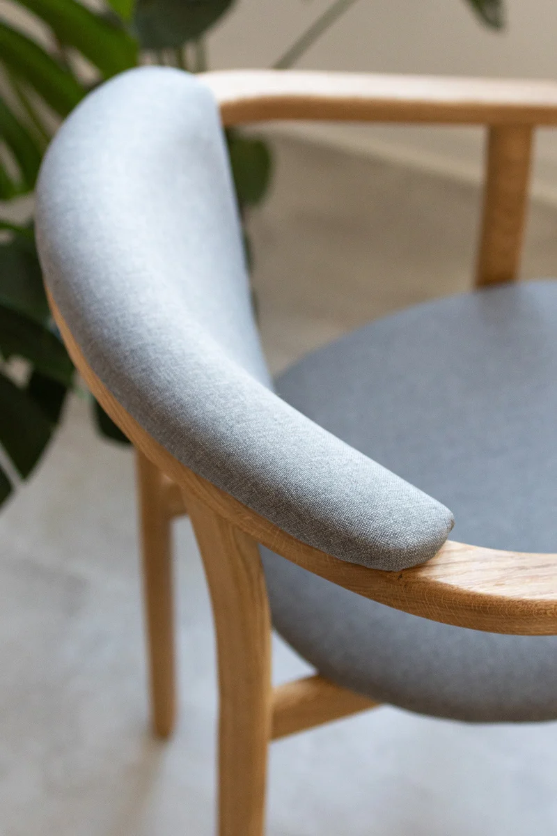 Chaise de salle à manger en bois massif de chêne Alexis, revêtement en tissu Gris Nordique – Lot de 2 ou 4 chaises - NordicStory
