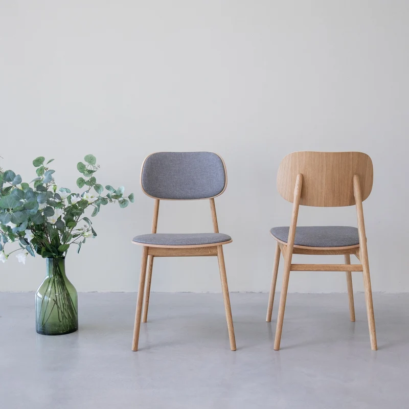 Chaise de salle à manger en bois massif de chêne Varde, revêtement en tissu Gris Nordique/Beige – Lot de 2 ou 4 chaises - NordicStory