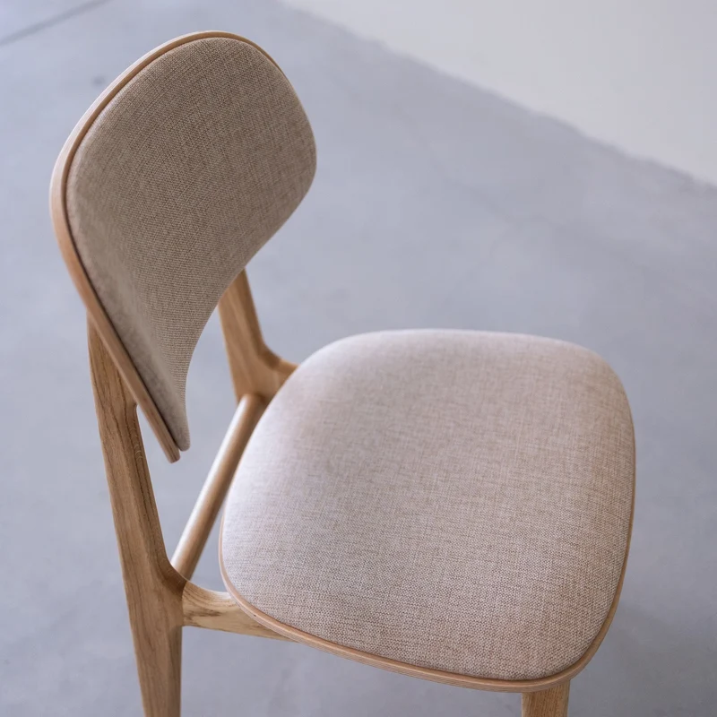 Chaise de salle à manger en bois massif de chêne Varde, revêtement en tissu Gris Nordique/Beige – Lot de 2 ou 4 chaises - NordicStory